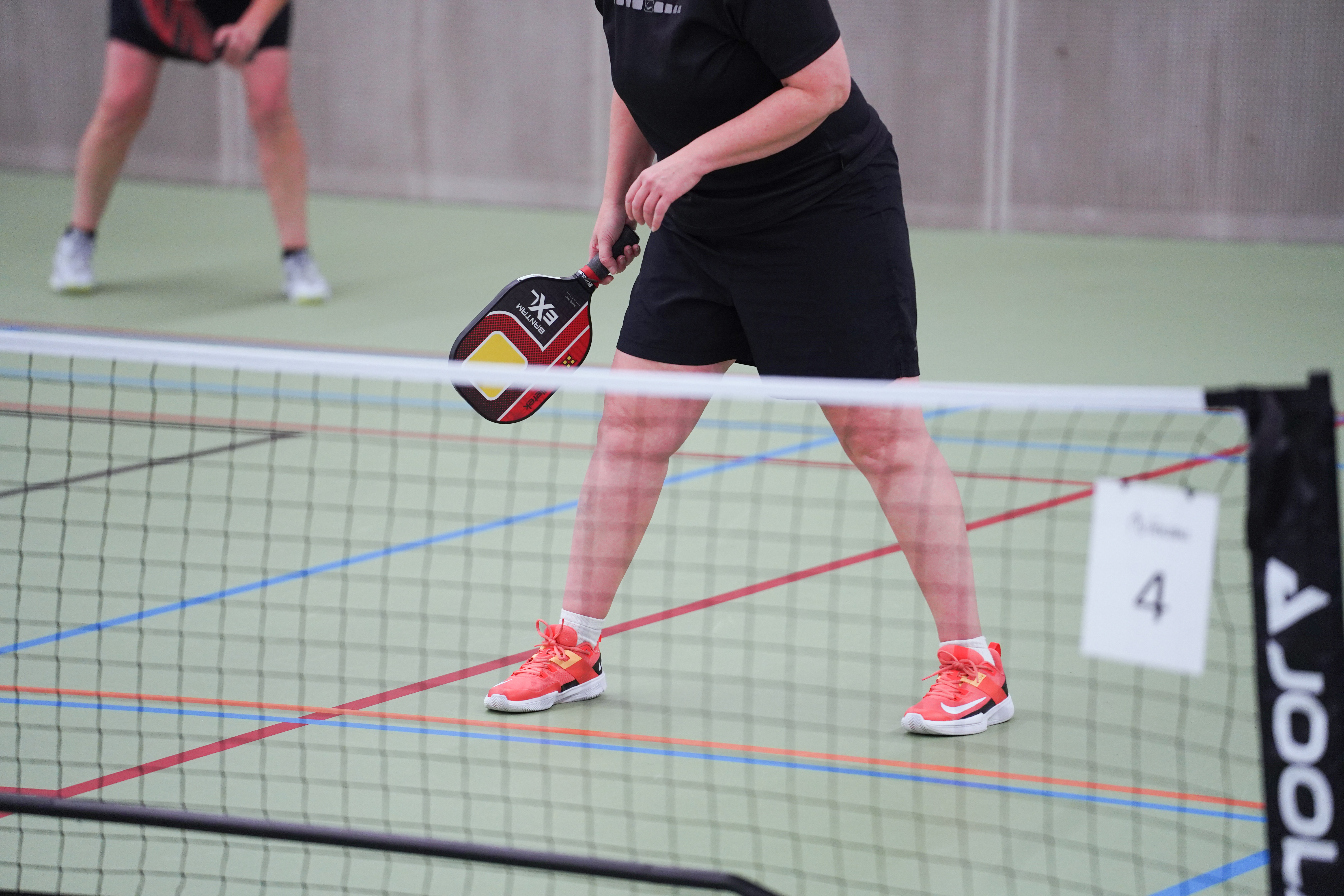 Pickleball net en speler
