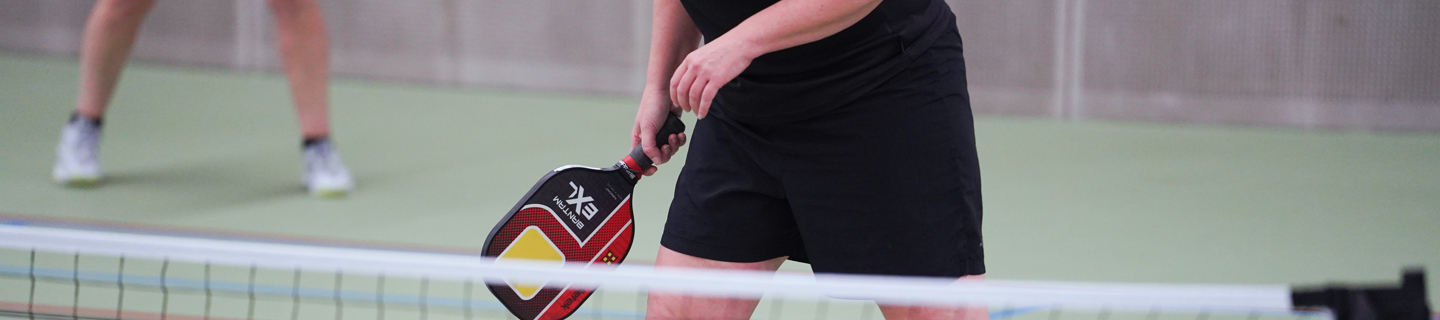 Pickleball net en speler