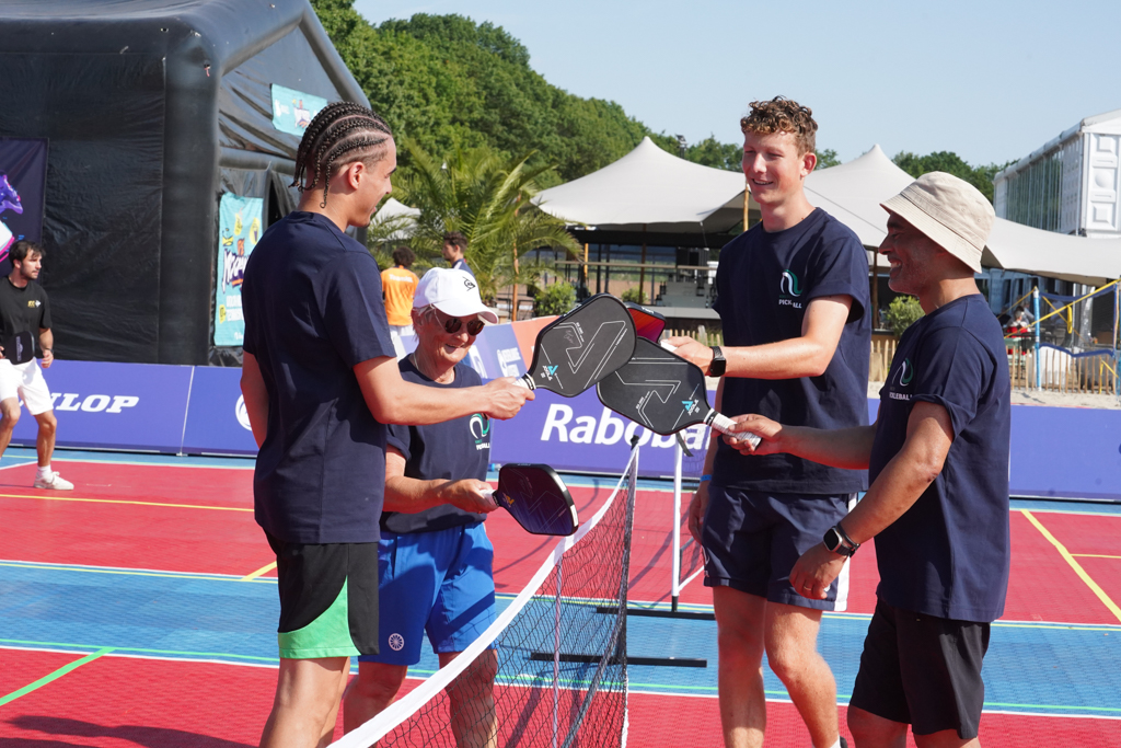 Pickleball spelers aan het net