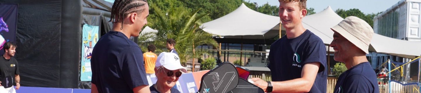 Pickleball spelers aan het net